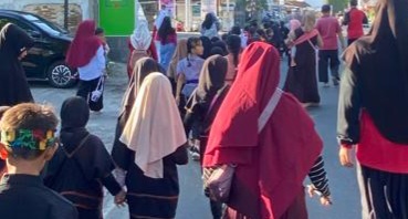 Ikut Memeriahkan HUT RI KE-79 SDN 1 Senggigi Mengadakan Pawai Karnaval Keliling Kampung