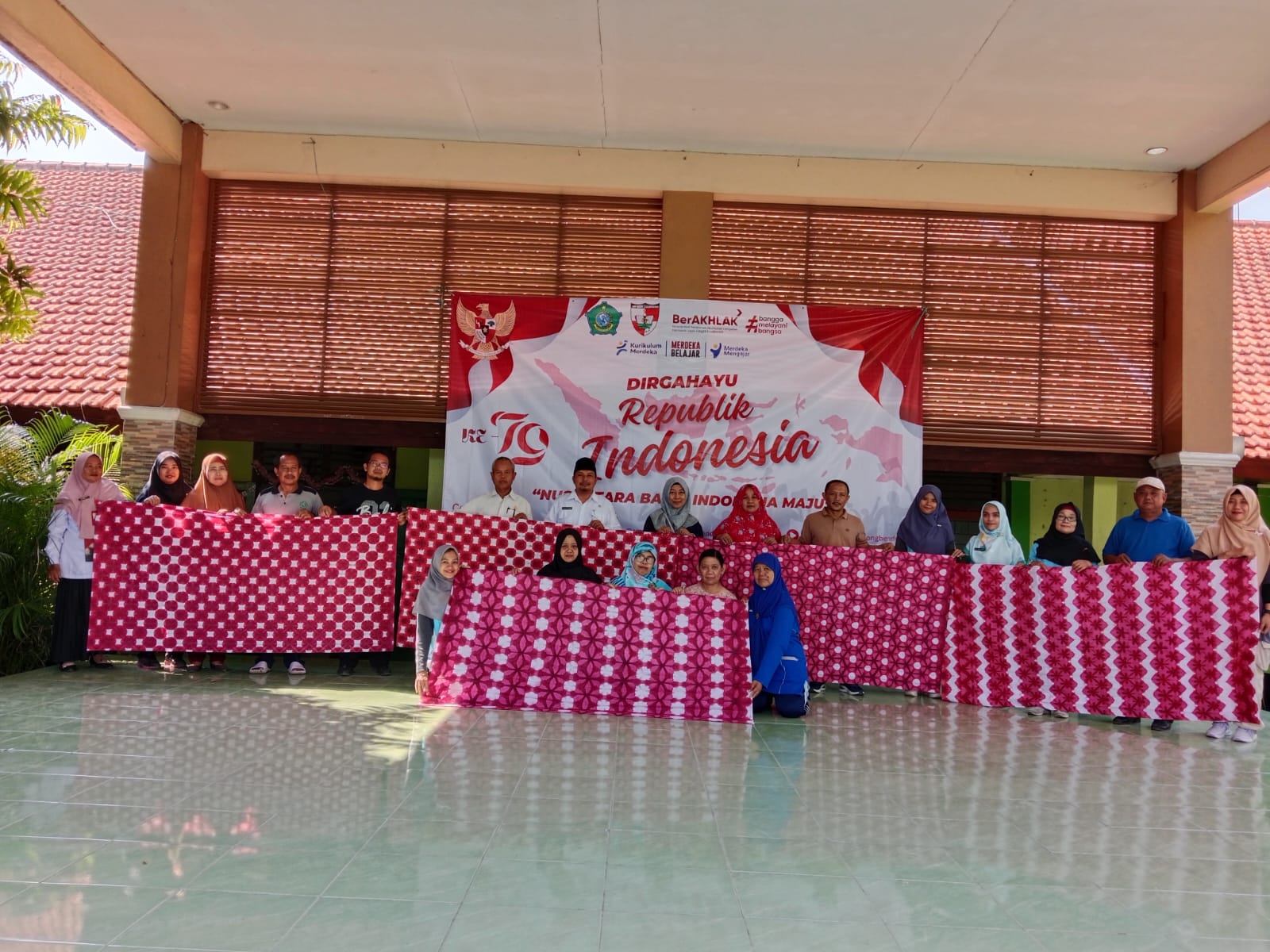 Peringati HUT RI Ke - 79, SMPN 2 Balongbendo Ciptakan Maha Karya Kalipena Shibori Dengan Beragam