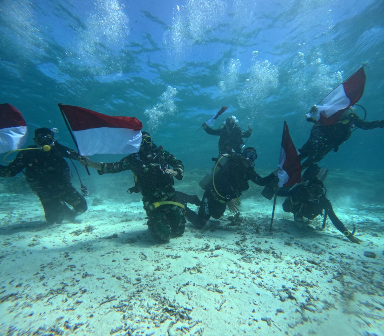 Danrem 162/Wira Bhakti Pimpin Aksi Penanaman Terumbu Karang dan Parade Bendera Merah Putih di Pulau Moyo Untuk Rayakan Hari Kemerdekaan RI ke-79