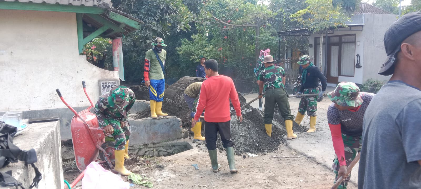 Kodim 1615/Lombok Timur Bantu Ringankan Beban Warga Melalui Program TMMD Ke-121