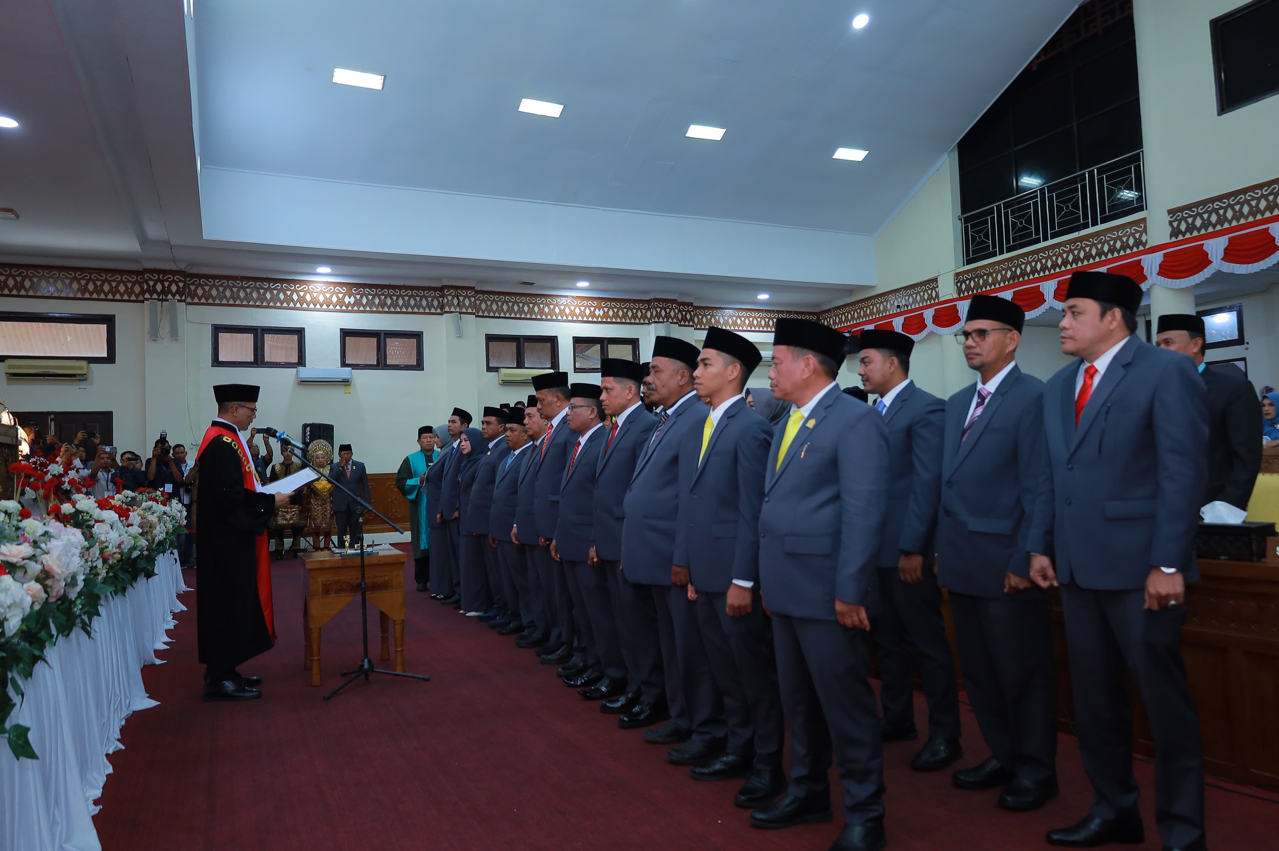Sah, 25 Anggota DPRK Aceh Barat Dilantik dan Diambil Sumpahnya