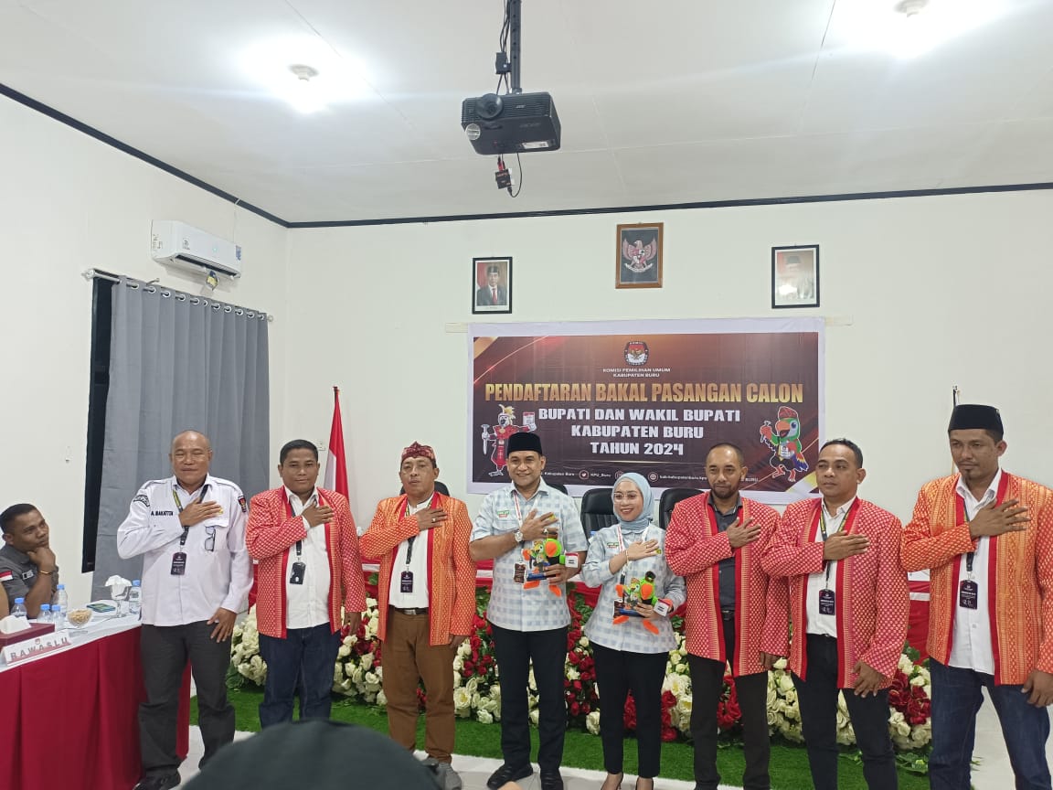 KPU Buru Terima Pendaftaran Azis dan Gadis Sebagai Calon Bupati dan Wakil Bupati