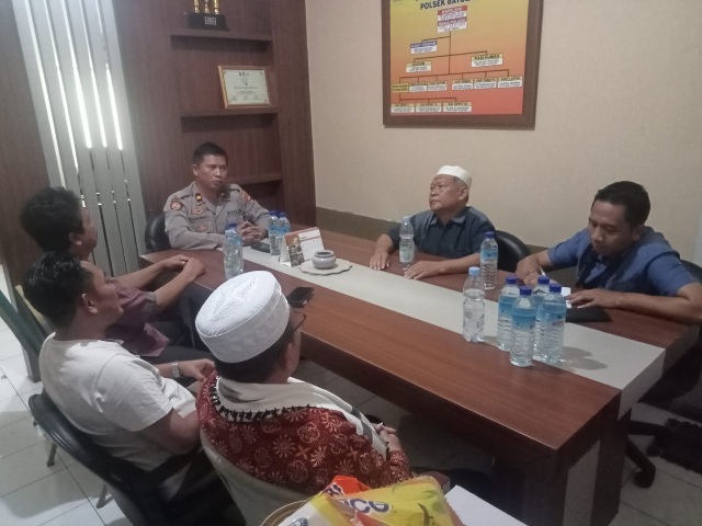 Meredam Reaksi Warga Masyarakat Kampung Senggigi Datangi Polsek Batulayar