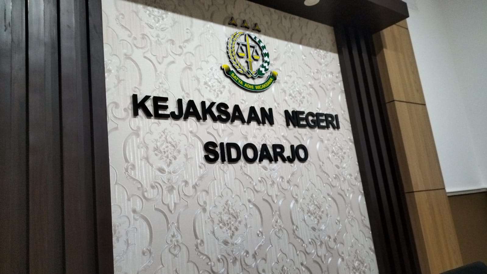 Penyerahan Dana Hibah Kedua Pokmas Desa Wage Kepada Kontraktor Diketahui Oleh Kepala Desa Wage