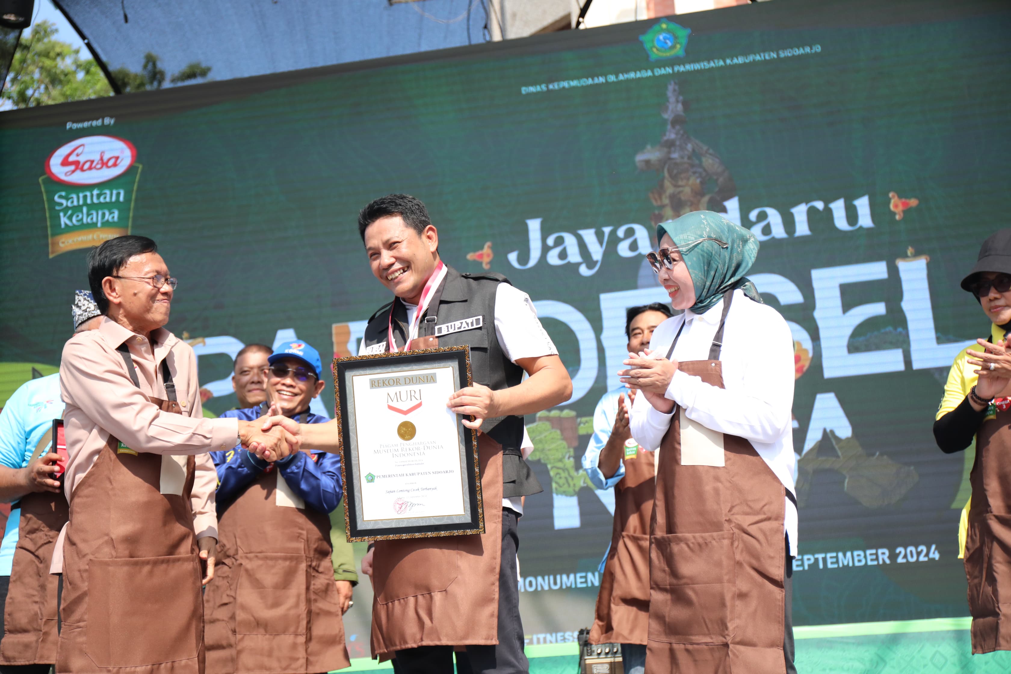 Sidoarjo Pecahkan Rekor MURI dengan 1.500 Porsi Lontong Cecek Gratis