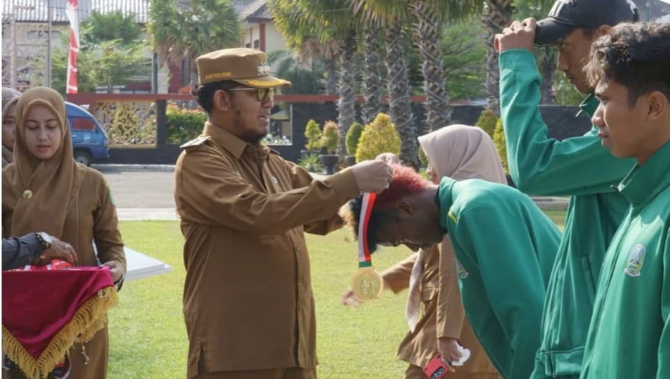 Bupati Sumenep Menyerahkan Penghargaan Kepada Atlet Berprestasi