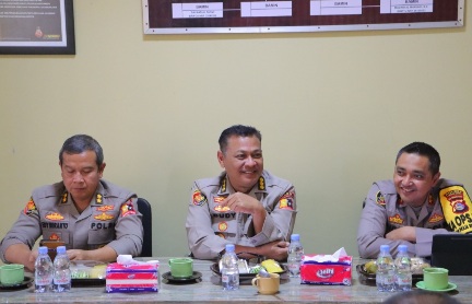 Kunjungan Tim Slog Polri : Kapolres Lombok Utara Pastikan Kesiapan Kendaraan dan Senpi Dinas
