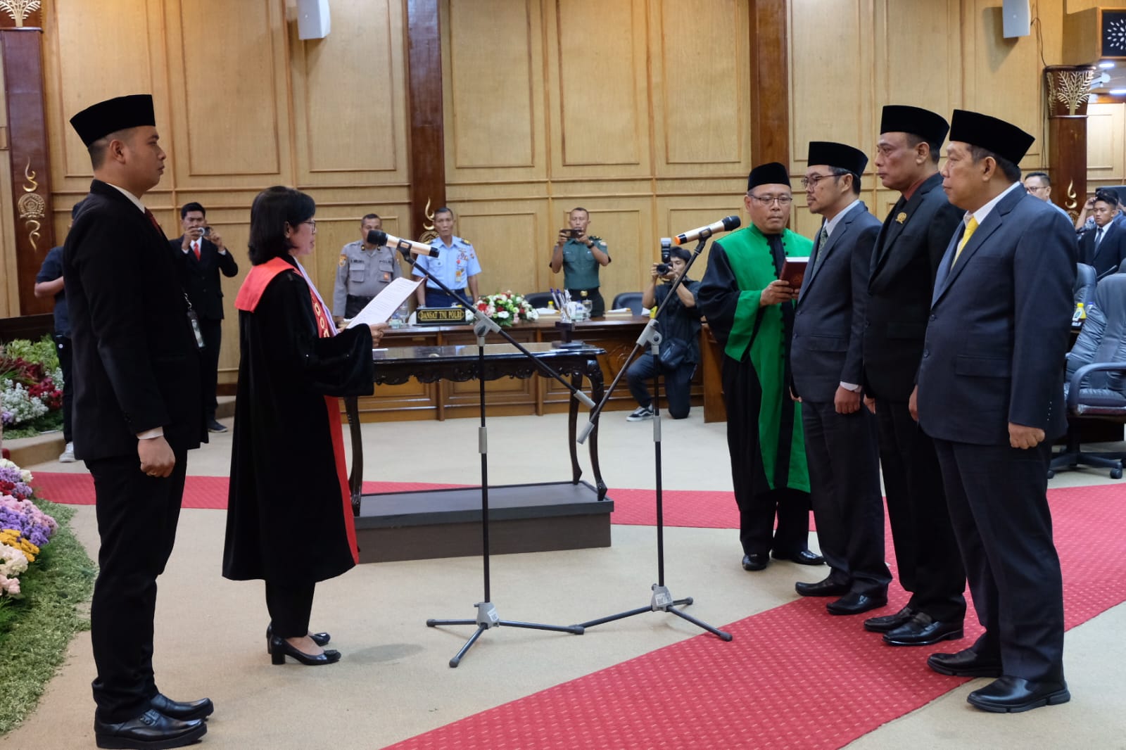 Pjs Bupati Sidoarjo Isa Ansori Hadiri Pengambilan Sumpah Janji Ketua dan Wakil Ketua DPRD Sidoarjo Periode 2024-2029