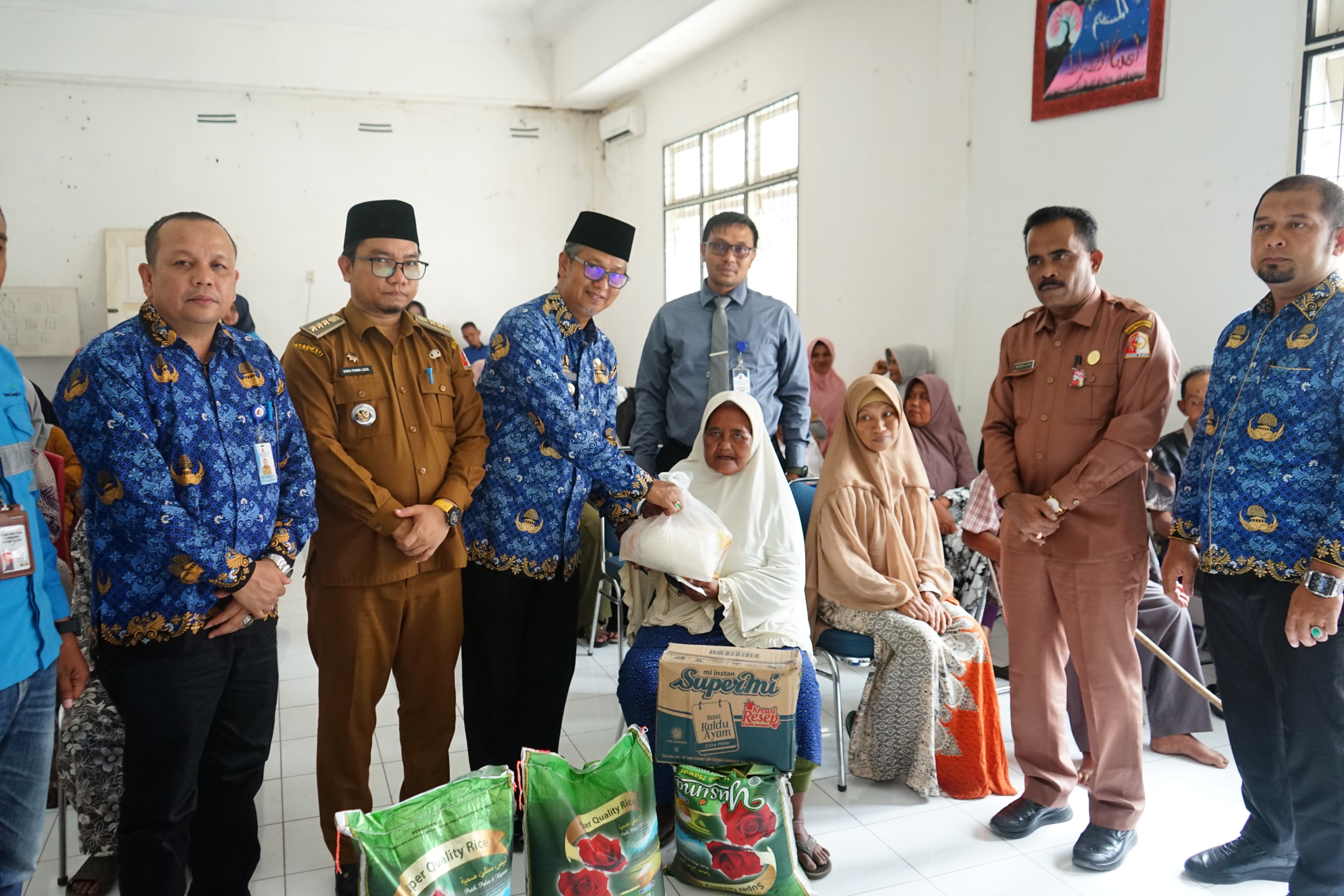Pj Bupati Nagan Raya Serahkan Bantuan Sembako CSR PT BEL untuk Masyarakat Miskin Ekstrem