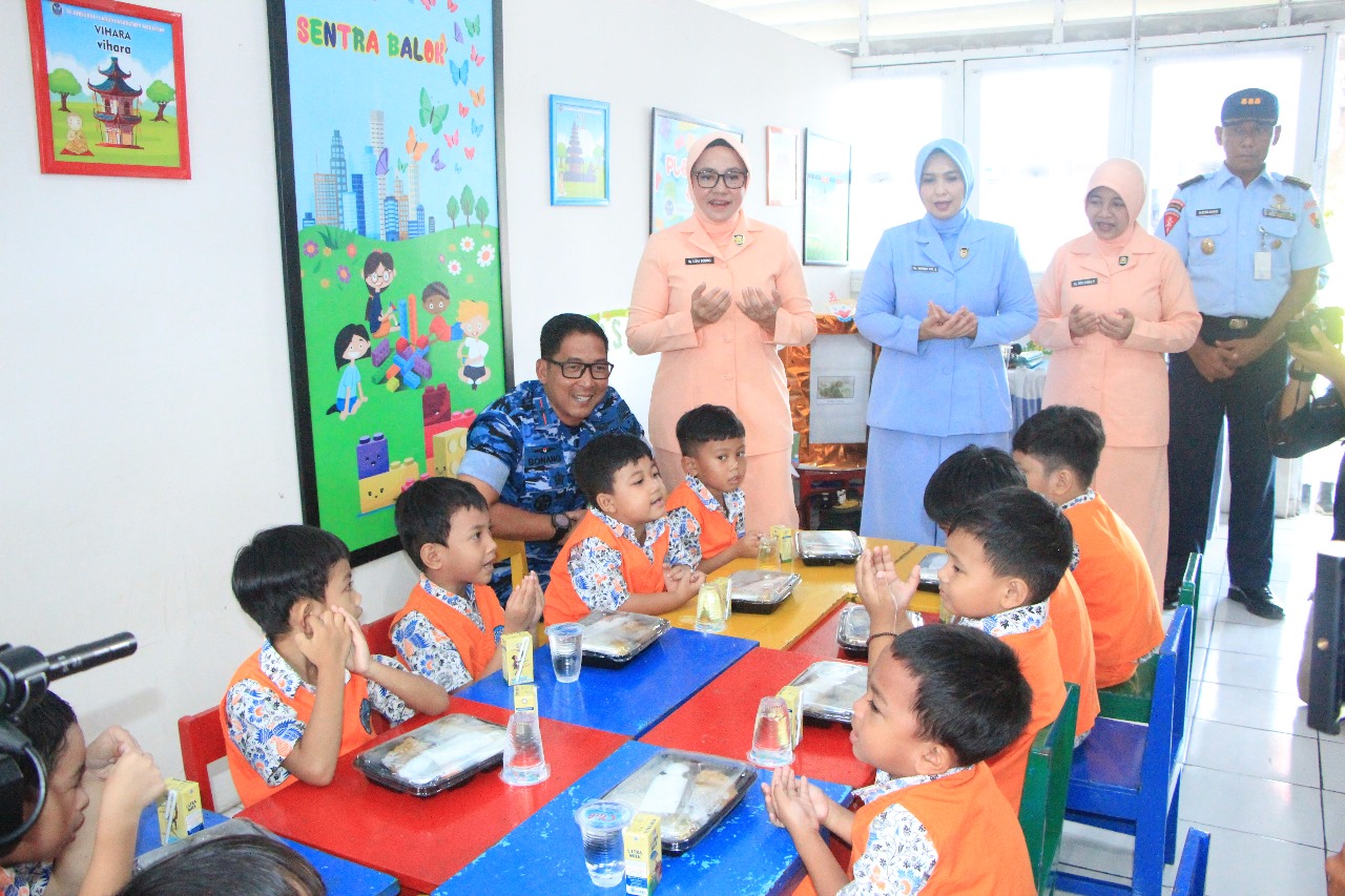 Danlanud Sultan Hasanuddin Didampingi Ketua Pia Ardya Garini Cabang 7/D.II Begikan Makan Sehat Bergizi Kepada Siswa TK Angkasa 1 Makassar