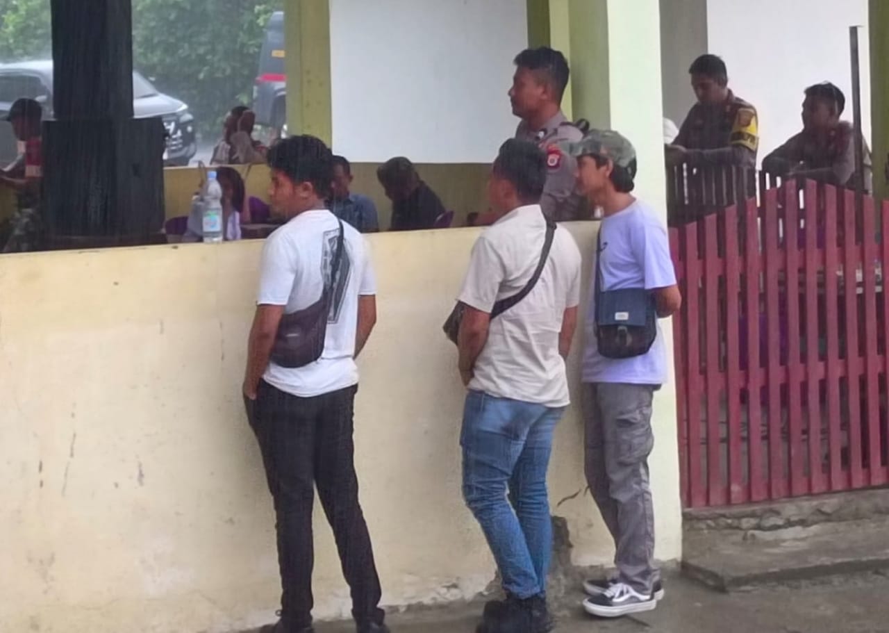 Ada Apa:Kabag Ops Polres Buru Larang Wartwan Liputan Dalam Ruangan Pleno PPK Waelata