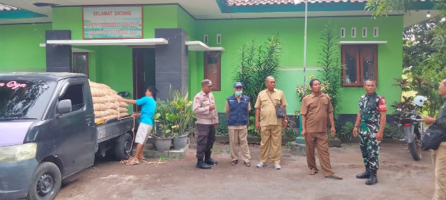 Dukung Astacita 100 Hari Kerja Presiden RI : Kapolsek Labuhan Haji Tebar 3255 Kg Benih Padi