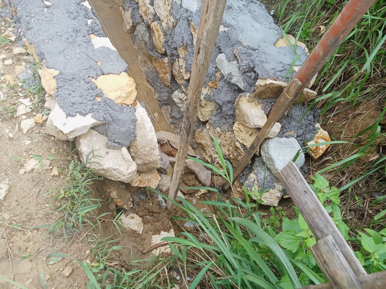 Coba Sogok Wartawan Dan Rampas Handphone, Saluran irigasi Desa Komis diduga Ladang Korupsi