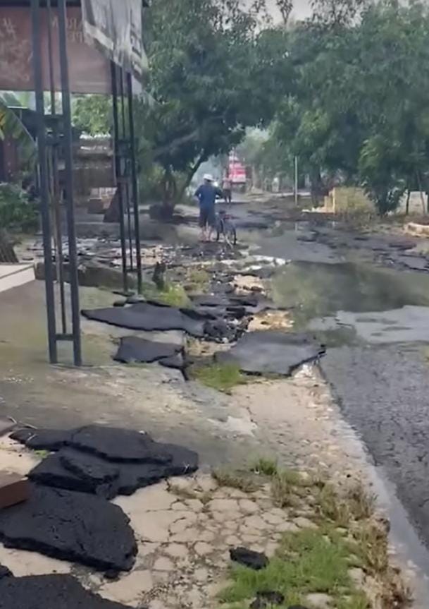 Kerusakan Parah Jalan Aspal Yang Baru Selesai Pengerjaan,Di Desa Margorejo,Ramai Jadi Sorotan Di  Masyarakat