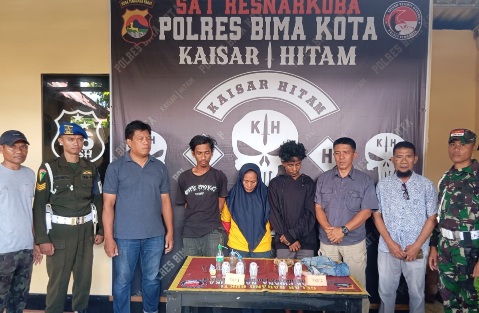 Perangi Penyalah Gunaan Narkoba, Satuan Satresnarkoba Polres Bima Kota Bersama TNI Kodim 1608 Bima Berhasil Amankan Tiga Terduga Penyalahgunaan Narkotika Jenis Sabu