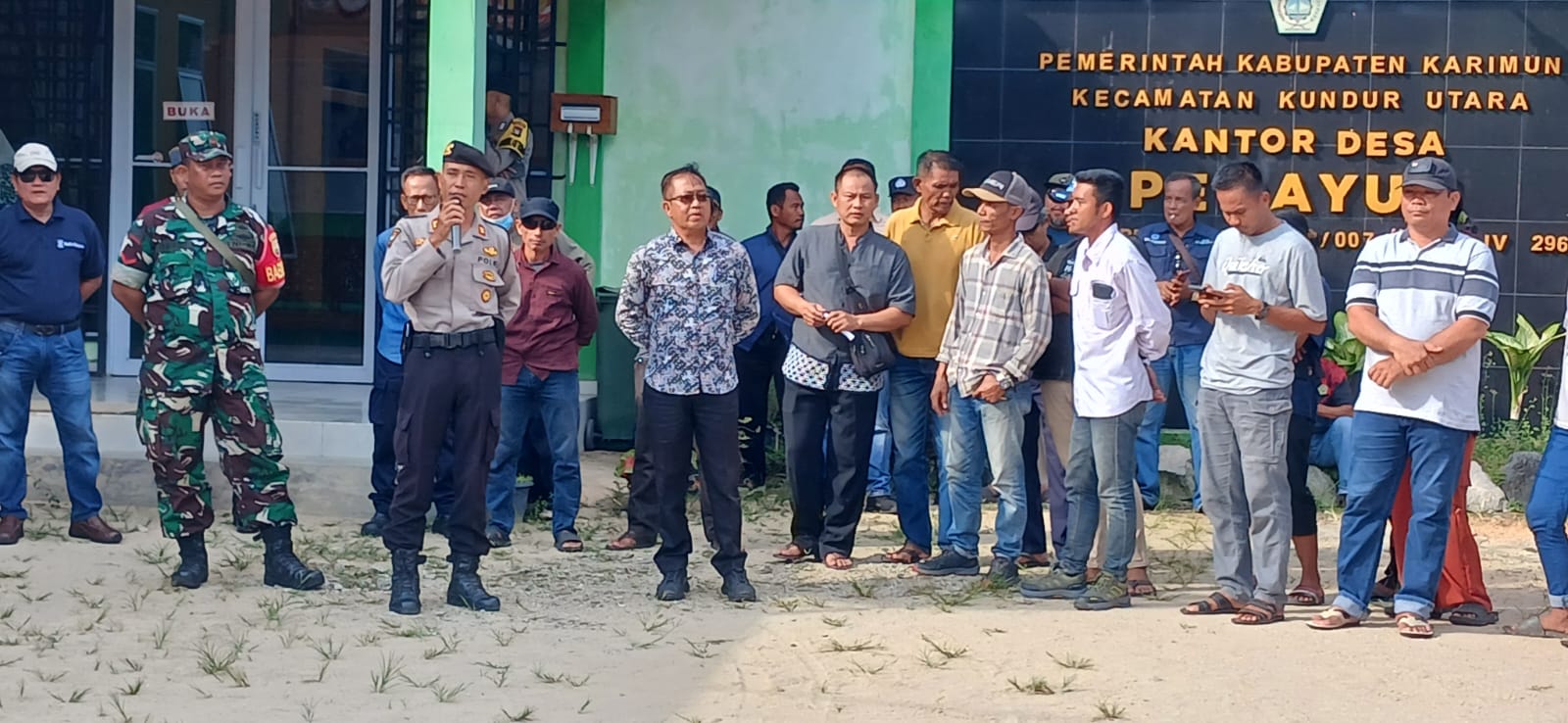 Ratusan Masyarakat Datangi Kantor Desa Prayun Kec. Kundur Kab. Karimun
