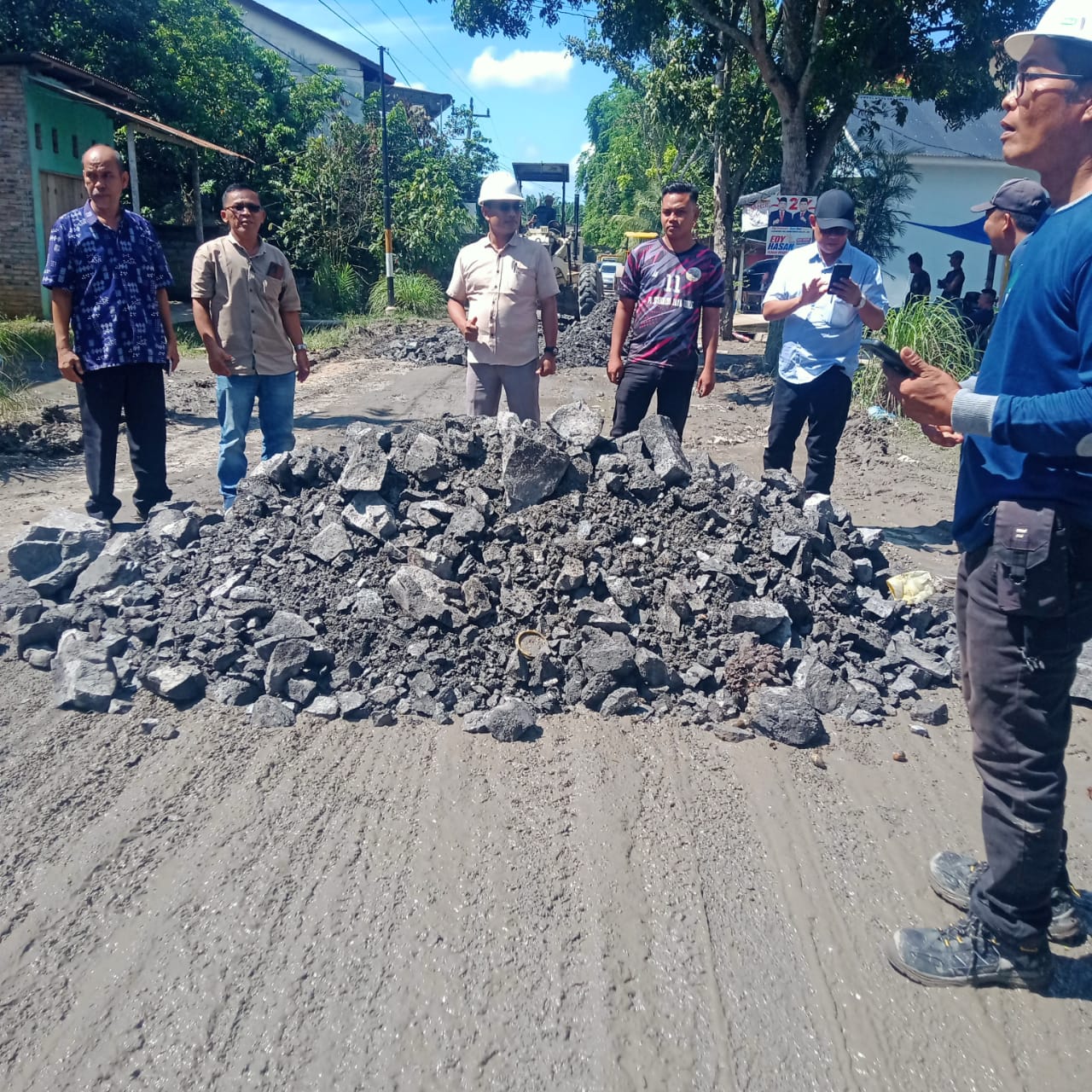 Jalin Kemitraan Yang Baik Kepada Masyarakat Sekitar  PTPN IV Regional l Bantu Perbaiki Jalan  Di Kecamatan Buntu Pane