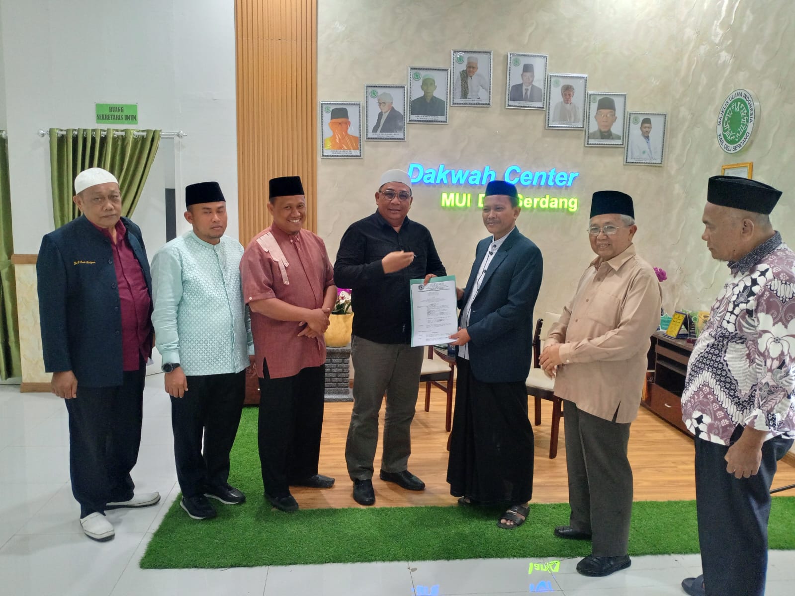 MUI Deli Serdang Serahkan SK Pengurus GANAS ANNAR sebagai Komitmen Perangi Narkoba