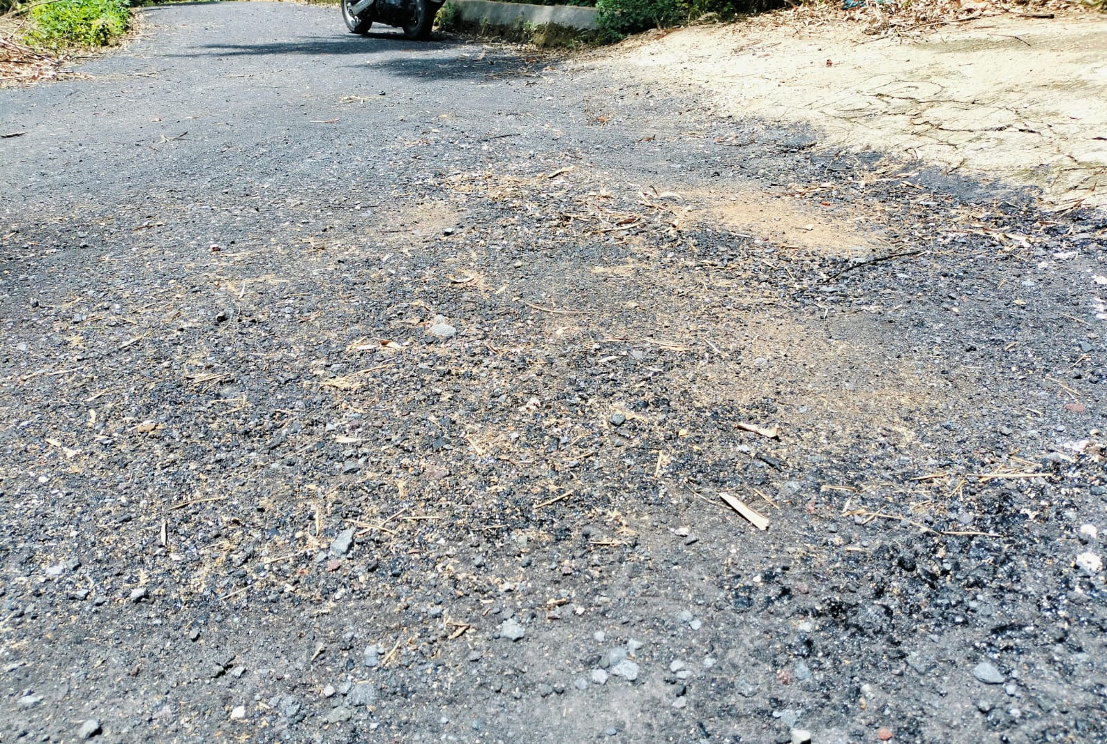 Habiskan Anggaran 400 Juta Pekerjaan Pengaspalan Desa Madulang/Omben Diduga Jadi Ladang Korupsi
