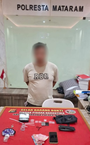 Satresnarkoba Polres Mataram Tangkap Guru Honorer Nyambi Menjadi Pengedar Narkoba di Kos-Kosan