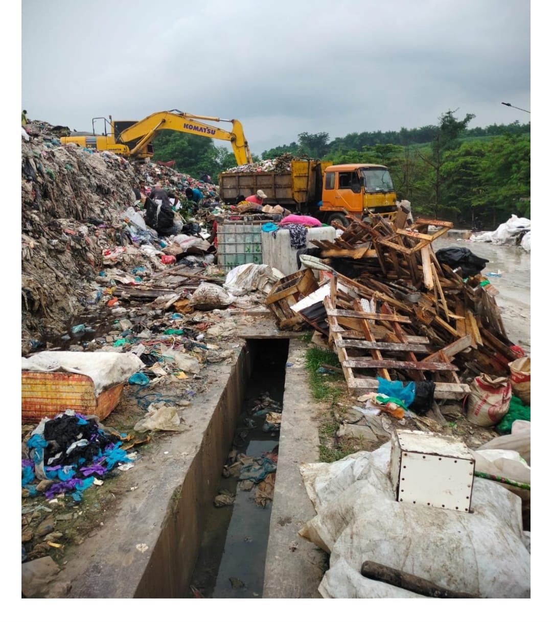 Diduga Oknum Dinas BLH Kab. Deli Serdang Tilep Anggaran Minyak Dexlate Mengakibatkan Excavator Berhenti Kerja Di TPA.