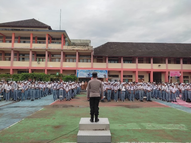 Sosialisasi Terkait Tindakan Tegas Pihak Kepolisian Terhadap Pelajar Yang Terlibat Kenakalan Remaja Oleh Kanit Binmas Polsek Selaparang