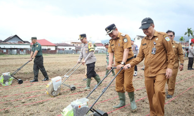 Dukung Ketahanan Pangan Nasional, Pj Bupati Asraf Hadiri Tanam Jagung Serentak