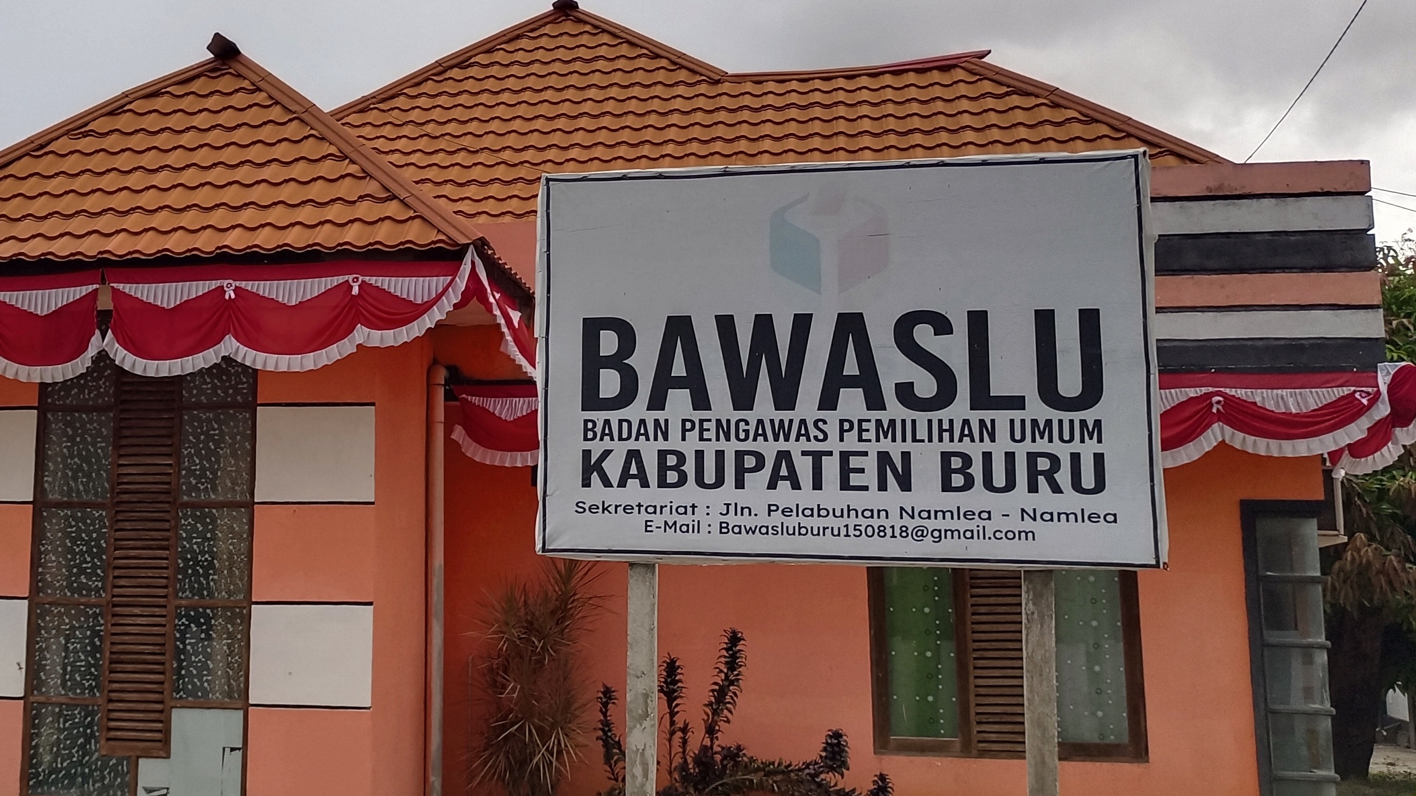 Staf Bawaslu Kabupaten Buru Turut Menghadiri Undangan Buka Kotak Suara Di KPU