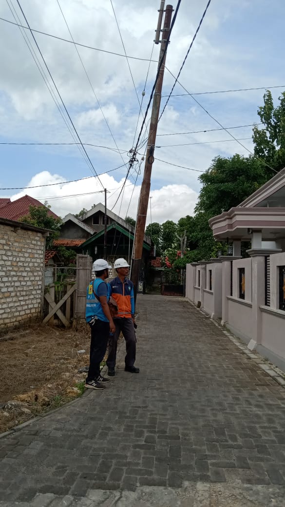 Menindak Lanjuti Laporan Masyarakat Terkait Tiang Listrik Miring PLN ULP Waru Terjun ke Lokasi