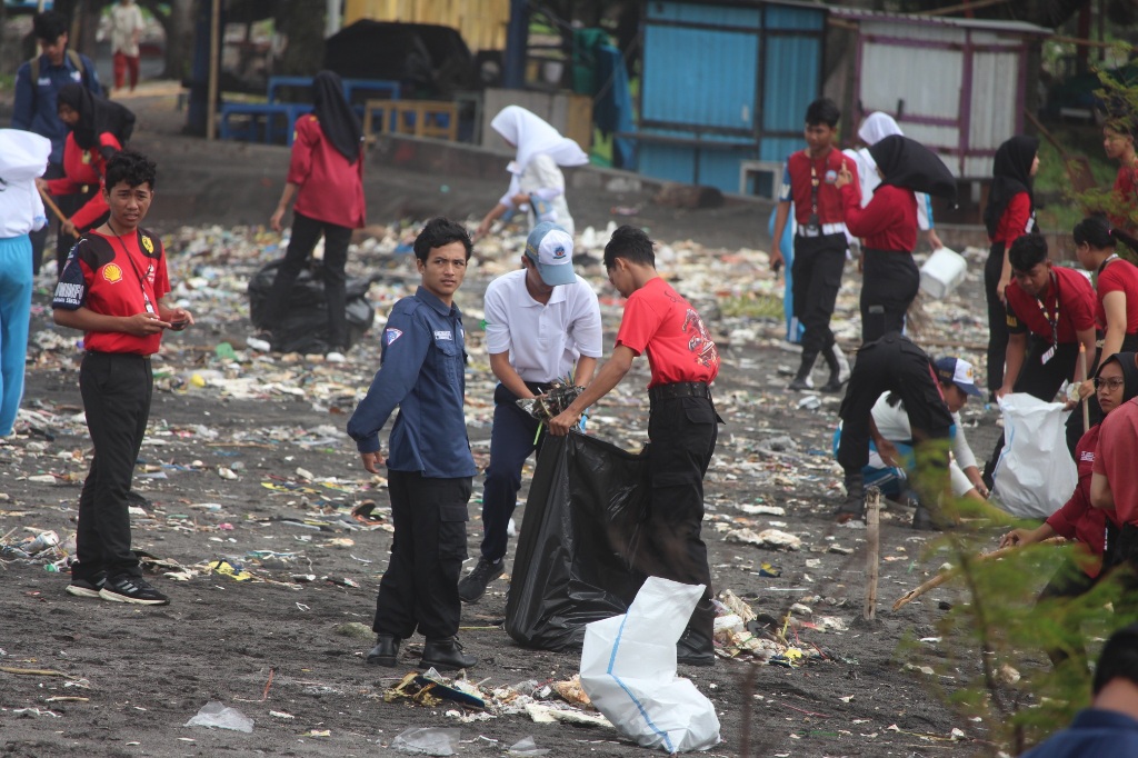 Anggota PMR Bekerjasama Dengan Puskesmas Dasan Agung Cegah DBD di Lingkungan SMKN 3 Mataram