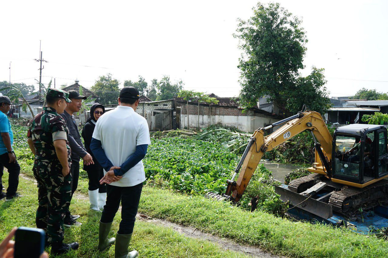Pimpin Jihad Rawat Kali di Sungai Desa Klurak, Plt. Bupati Sidoarjo: Ini Bentuk Komitmen Bersama untuk Mencegah Banjir