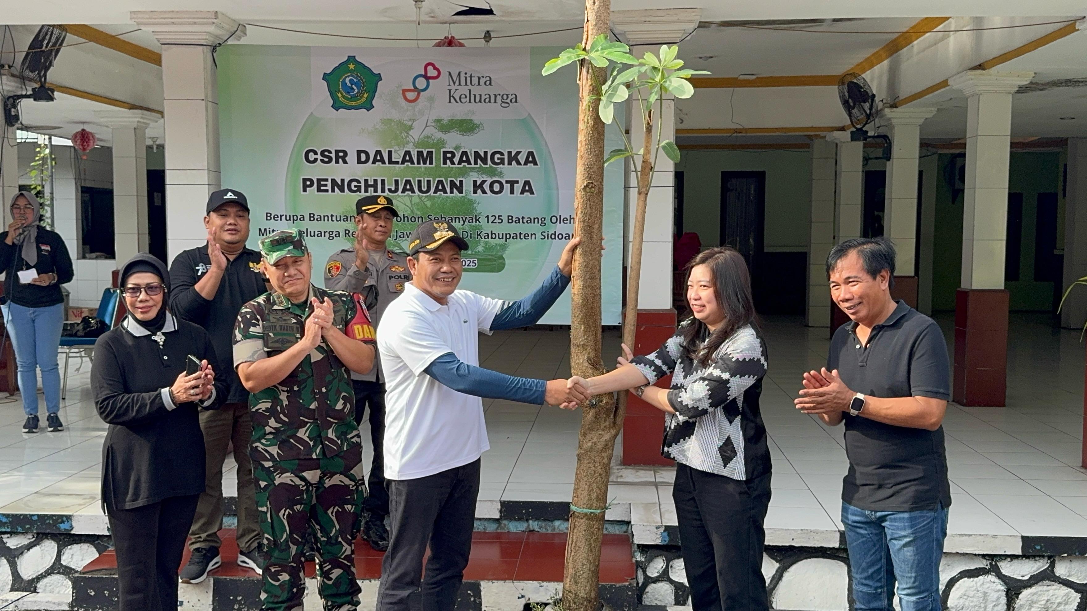 Mitra Keluarga Regional Jawa Timur Gelar Program CSR Penghijauan Kota, Plt. Bupati Sidoarjo Tanam 125 Bibit Pohon Pule