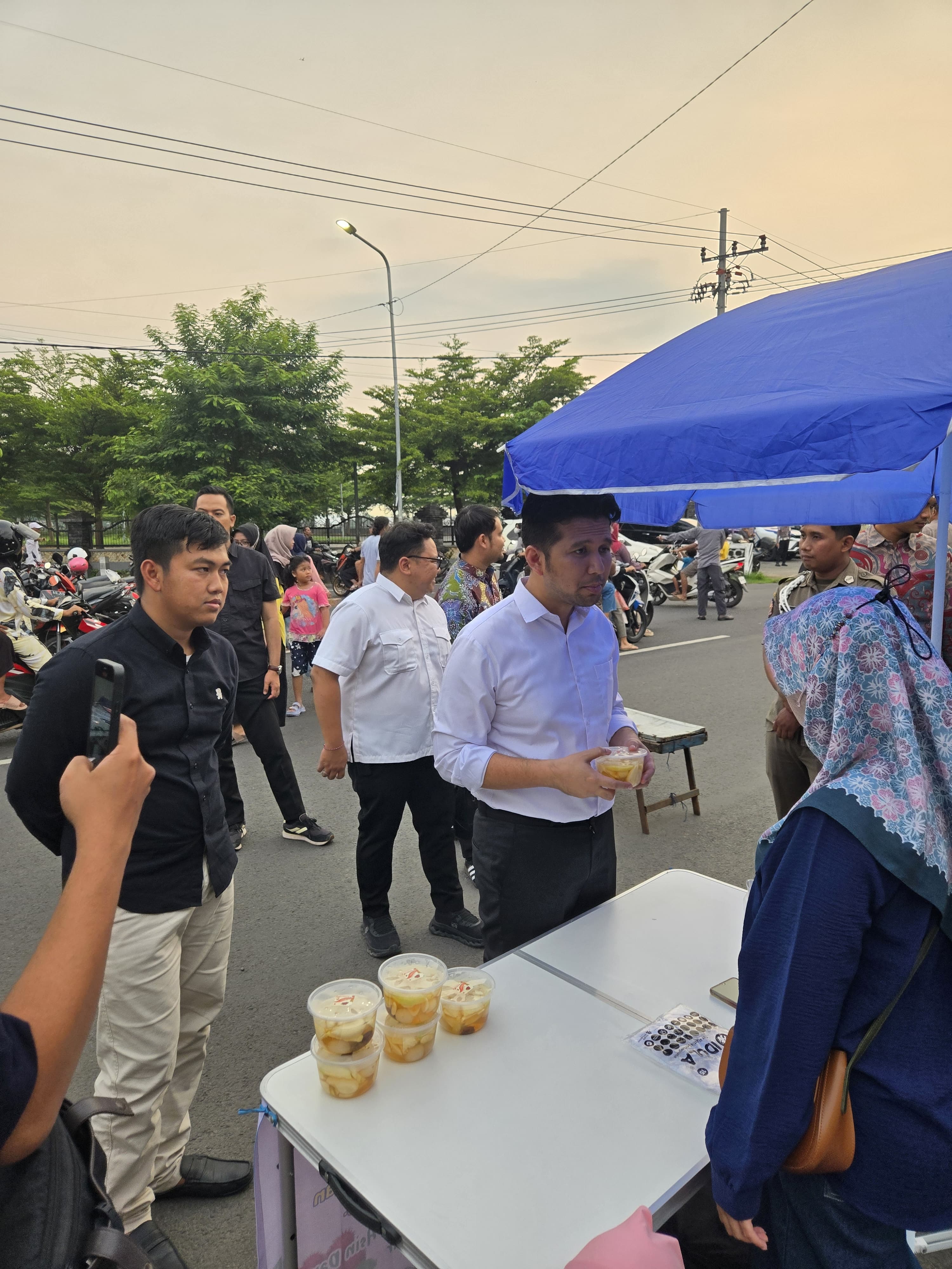 Pengusaha Muda Madiun, Siroojul Kahfi, Dampingi Wagub Berburu Takjil Usai Serah Terima Bupati