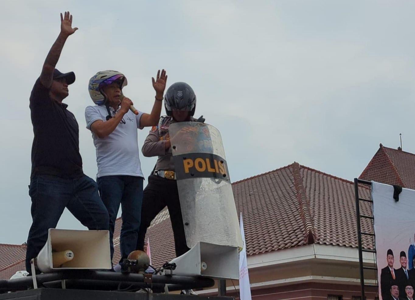 Ketua DPRD Kota Madiun Naik ke Mobil Water Cannon, Coba Tenangkan Massa Demo Yang Mulai Ricuh