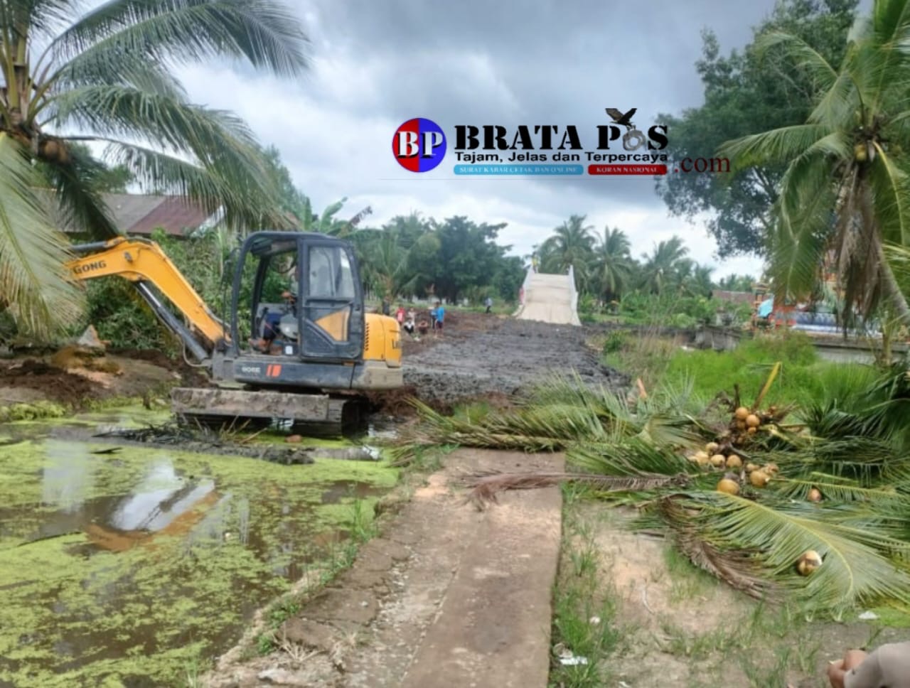 Kades Delta Upang Gunakan Dana Pribadi Timbun Jalan Arah Ke Jembatan Yang Baru di Bangun Pemerintah