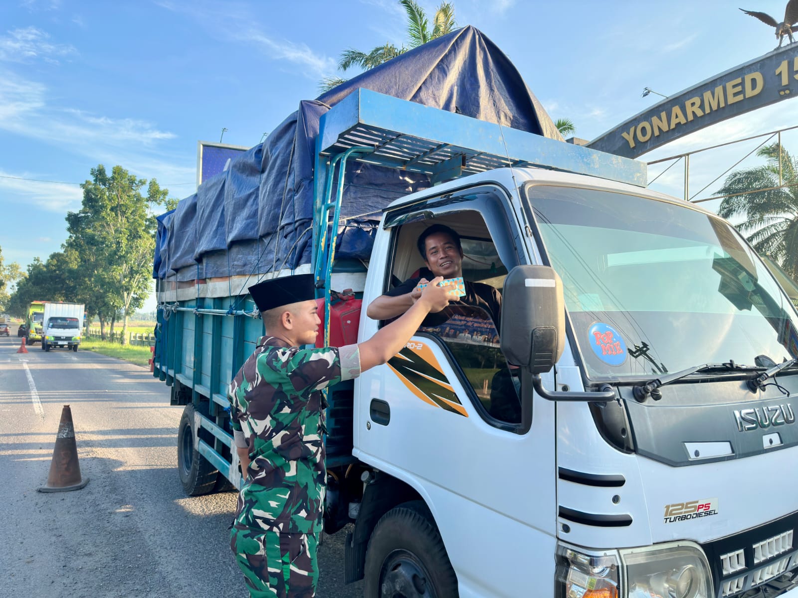 Berkah Ramadhan, Yonarmed 15/ Berbagi Takjil Gratis