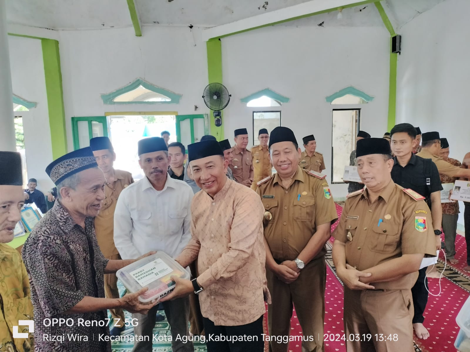 Pj Bupati Ir. Mulyadi Irsan, M. T Serahkan Dana Hibah Pembangunan Masjid dan Mushala