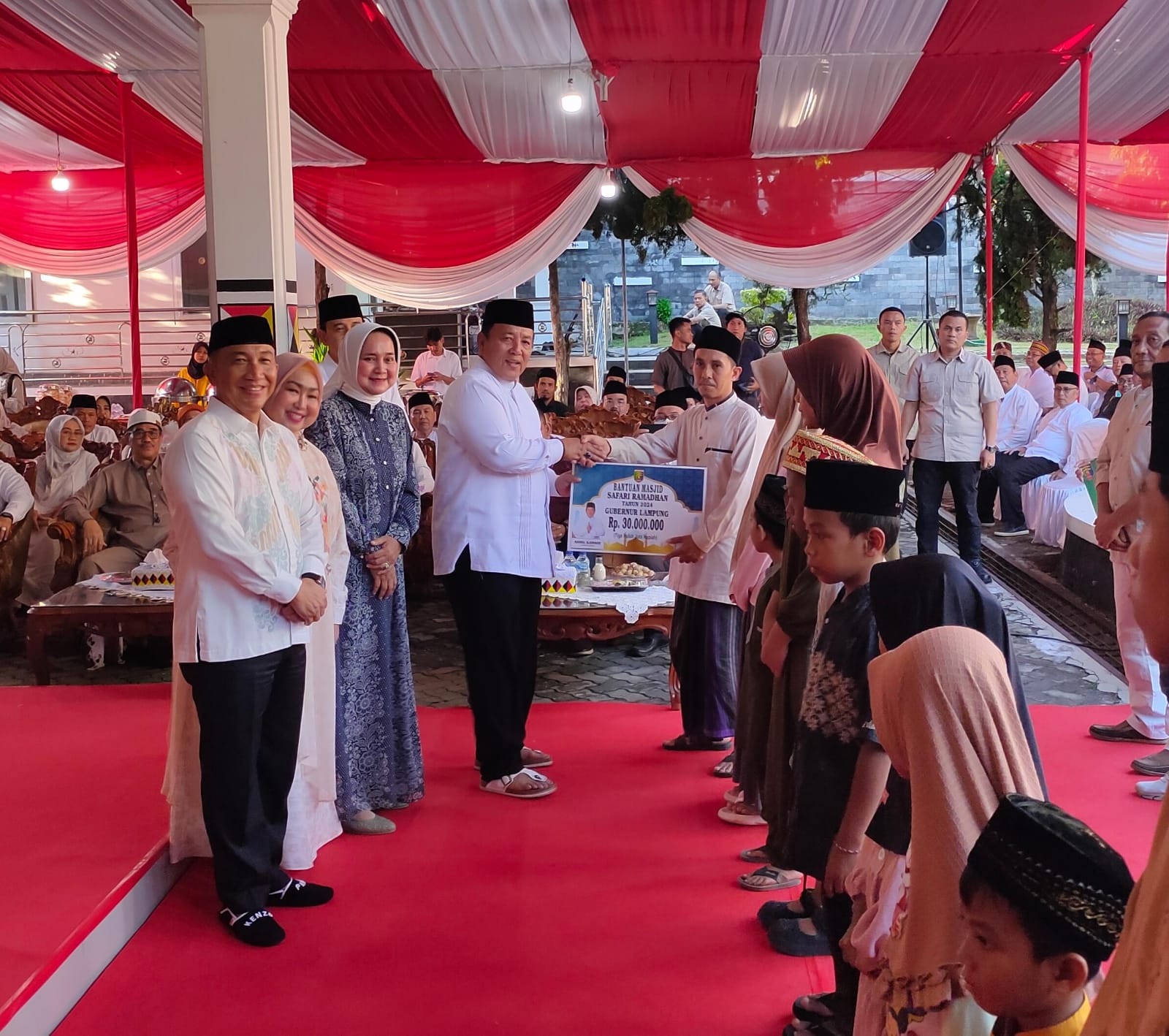 Gubernur Lampung Ir. Arinal Djunaidi Memberikan Santunan Kepada Anak Yatim Piatu di Kabupaten Tanggamus