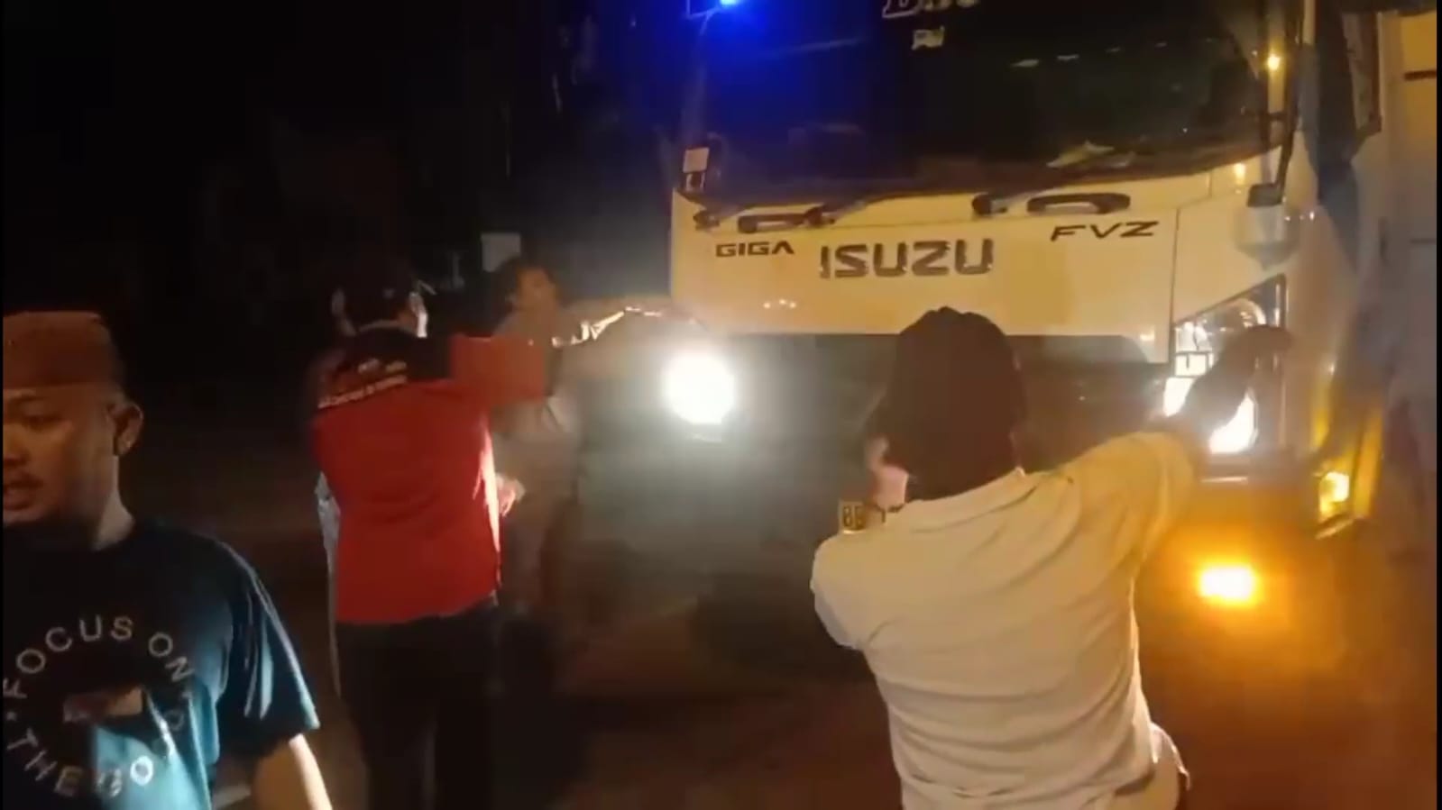 Jalan Semakin Hancur Parah, Mobil Muatan Batubara di Hadang Massa