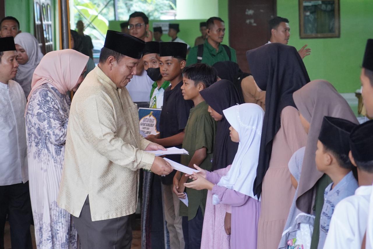 Gubernur Lampung Menyerahkan Sejumlah Bantuan Kepada Masyarakat Pringsewu