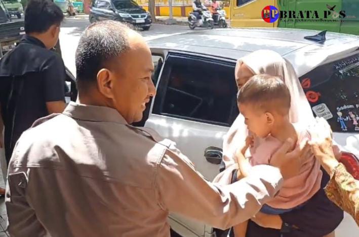 Viral.!! Aksi Heroik Anggota Polsek Rogojampi Pecah Kaca Mobil Selamatkan Balita