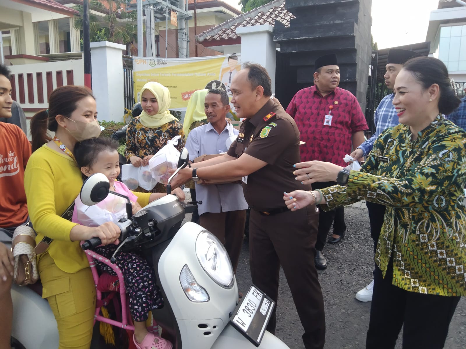 Berkah Ramadhan, Keluarga Besar Kejari Gresik Dan Ikatan Adhyaksa Dharmakarini Bagi Takjil