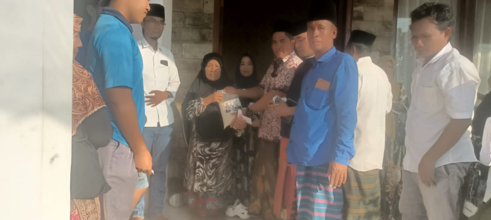 Berbagi Berkah Ramadhan,H Hasan Beserta Pemdes Krampon Bagikan Santuan Anak Yatim, Janda, Kaum Duafa