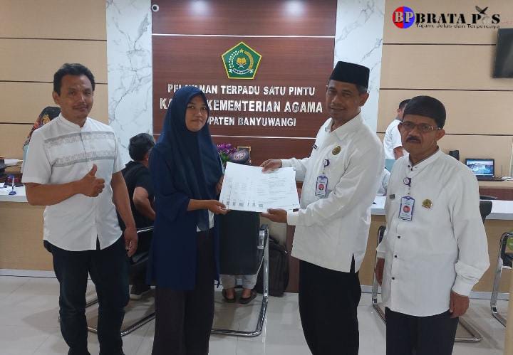 Ketua Satgas HALAL Kemenag Banyuwangi, Serahkan "Sertifikat Halal" Kepada Pelaku UMKM