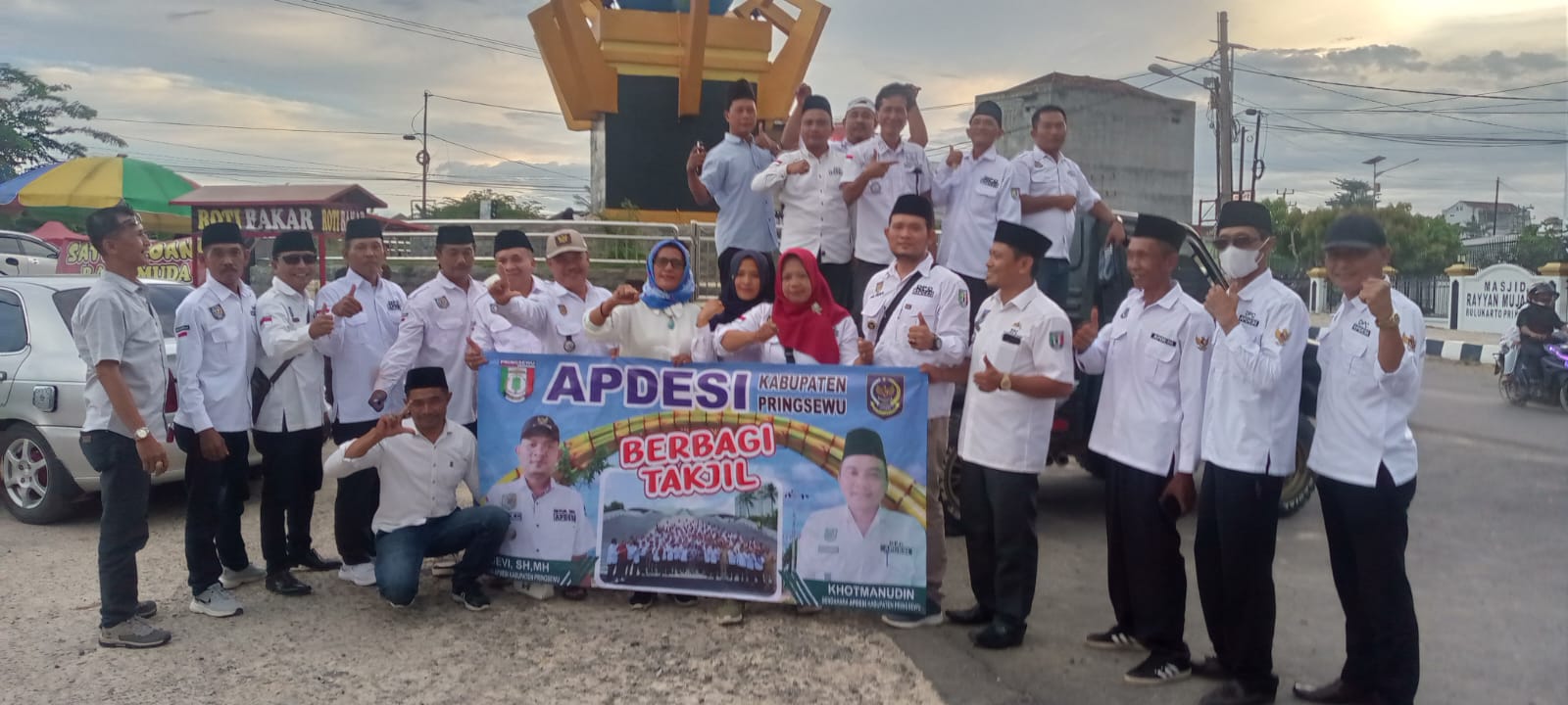 Upaya Berbagi APDESI Pringsewu Bagikan 1000 Paket Takjil Borong dari UMKM Lokal