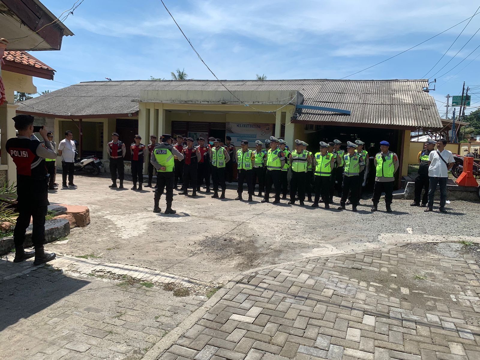 Tak Kenal Hari Libur: Kapolsek Kronjo Pimpin Pengamanan Kunjungan Wapres RI di Hari Lebaran