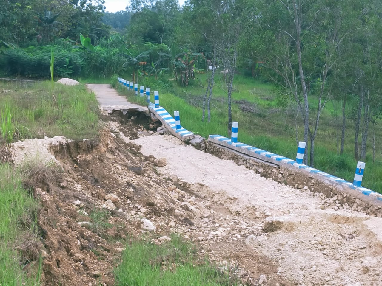 Baru Dibangun, Proyek Pokmas Bernilai Ratusan Juta di Desa Pandiyangan Sampang Hancur Berantakan