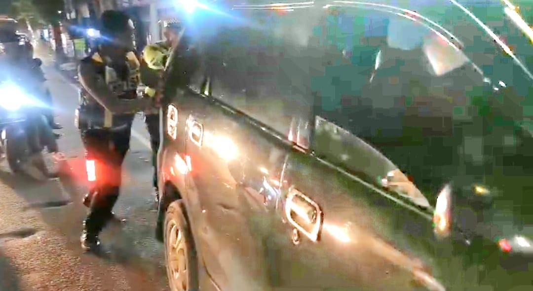 Hindari Kemacetan, Anggota Polres Lumajang Lakukan Aksi Dorong Mobil Mogok