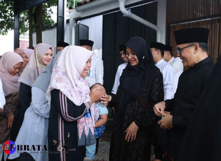 Masyarakat Antusias Hadiri "Open House", Bupati Ipuk: Mohon Maaf Lahir dan Batin