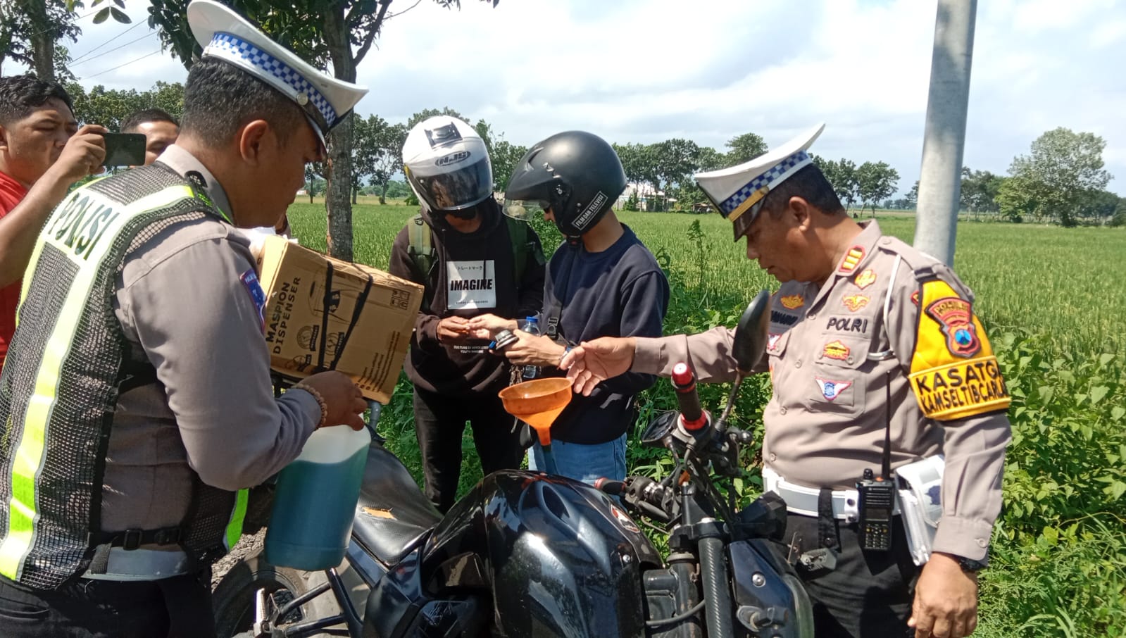 Istimewa..!! Polres Lumajang, Sediakan BBM dan Tambal Ban Gratis Bagi Pemudik